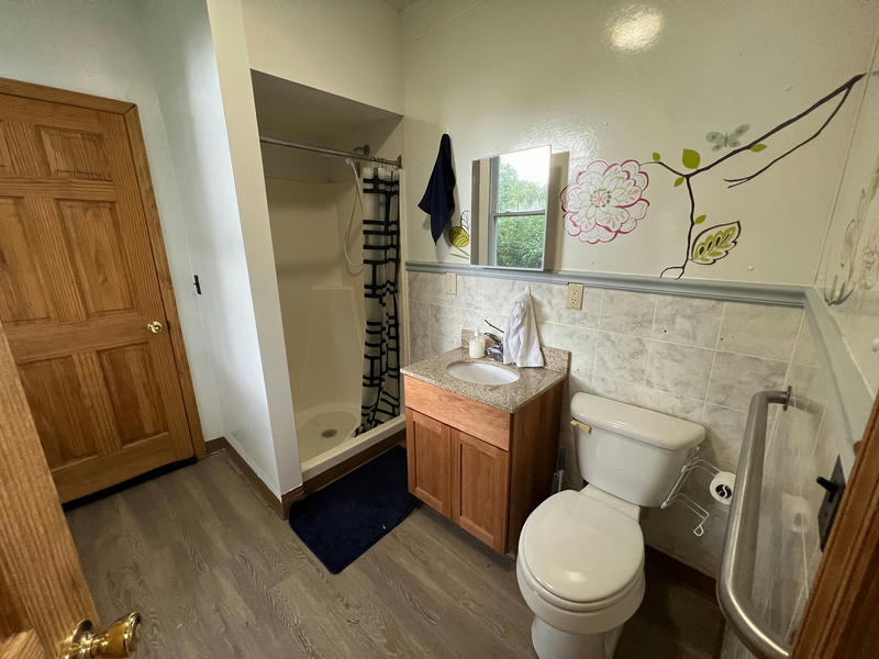 Shared en suite bathroom adjoining 1.6 and 1.7